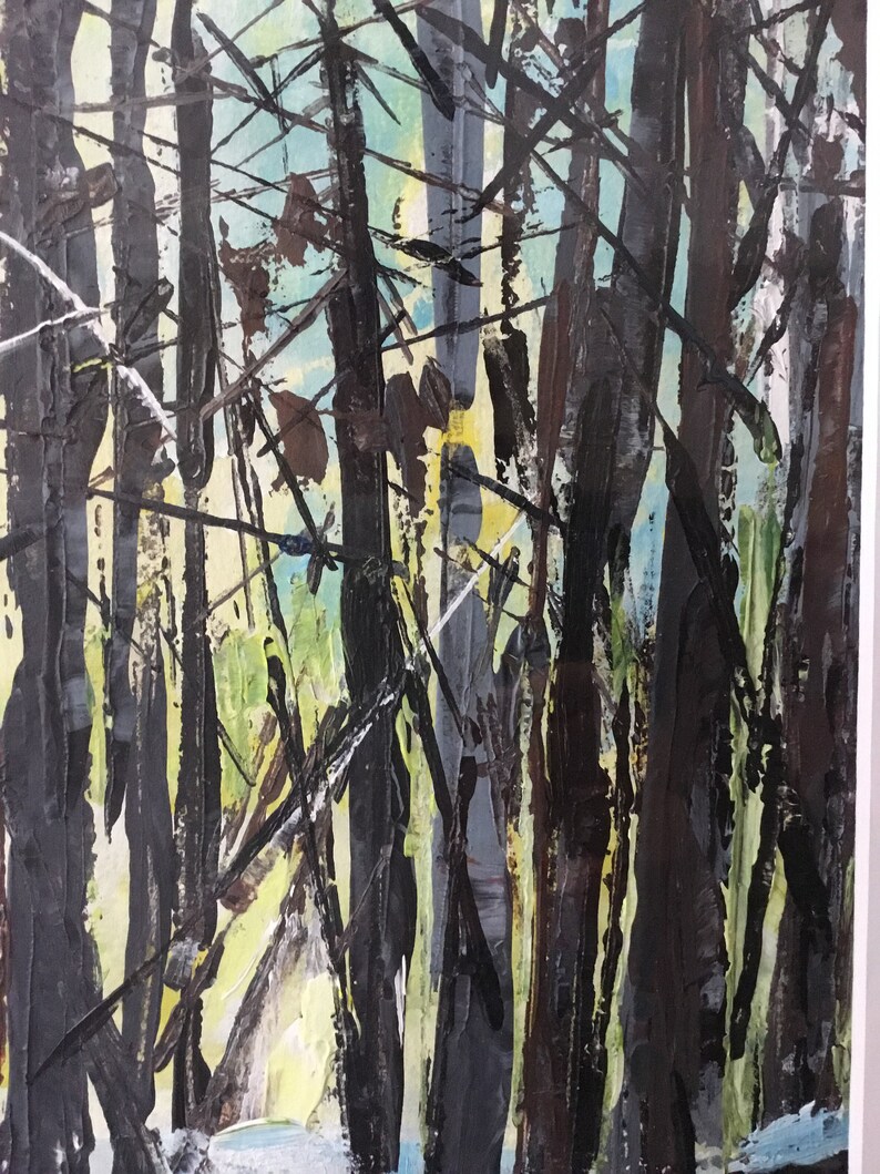 Puede incluir: Pintura abstracta de una escena de bosque con pinceladas verticales oscuras que representan &aacute;rboles. El fondo es de color azul claro y verde.
