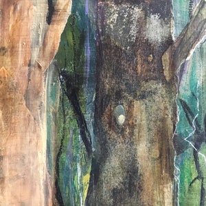 Peut inclure: Peinture abstraite au style textur&eacute; et superpos&eacute;. La peinture pr&eacute;sente des nuances de brun, de vert et de noir, avec des touches de violet et de blanc. La peinture est appliqu&eacute;e en coups de pinceau &eacute;pais, cr&eacute;ant une impression de profondeur et de mouvement.