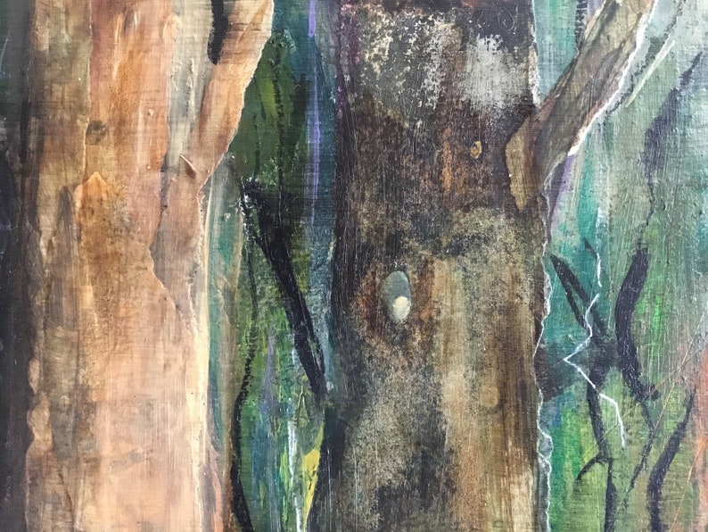 Peut inclure: Peinture abstraite au style textur&eacute; et superpos&eacute;. La peinture pr&eacute;sente des nuances de brun, de vert et de noir, avec des touches de violet et de blanc. La peinture est appliqu&eacute;e en coups de pinceau &eacute;pais, cr&eacute;ant une impression de profondeur et de mouvement.
