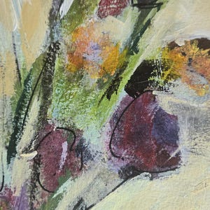 Pode incluir: Uma pintura abstrata com pinceladas em camadas em tons de creme, amarelo p&aacute;lido e verde s&aacute;lvia. A composi&ccedil;&atilde;o inclui formas florais em castanho escuro e laranja delineadas com linhas pretas finas, criando uma superf&iacute;cie texturizada e expressiva.