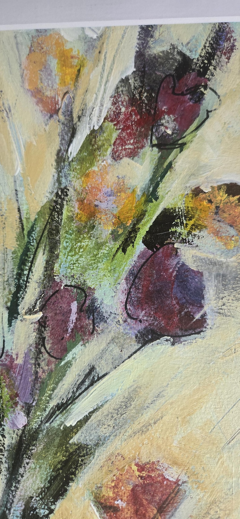 Pode incluir: Uma pintura abstrata com pinceladas em camadas em tons de creme, amarelo p&aacute;lido e verde s&aacute;lvia. A composi&ccedil;&atilde;o inclui formas florais em castanho escuro e laranja delineadas com linhas pretas finas, criando uma superf&iacute;cie texturizada e expressiva.