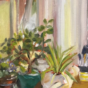 Puede incluir: Una pintura al &oacute;leo representa una naturaleza muerta de plantas en macetas sobre una superficie de madera. Las plantas incluyen un peque&ntilde;o &aacute;rbol en una maceta verde azulado, una planta ara&ntilde;a en una maceta blanca y otras plantas en macetas marrones.