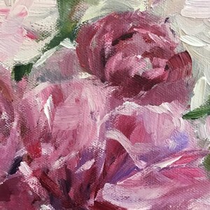 Pu&ograve; includere: Primo piano di un dipinto a olio con lussureggianti peonie rosa e bordeaux. Le pennellate sono visibili, creando consistenza e profondit&agrave;. Foglie bianche e verdi accentuano la composizione floreale, suggerendo un tema di giardino.