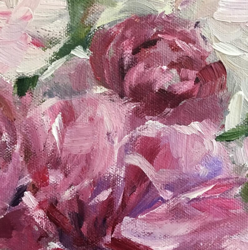 Pu&ograve; includere: Primo piano di un dipinto a olio con lussureggianti peonie rosa e bordeaux. Le pennellate sono visibili, creando consistenza e profondit&agrave;. Foglie bianche e verdi accentuano la composizione floreale, suggerendo un tema di giardino.