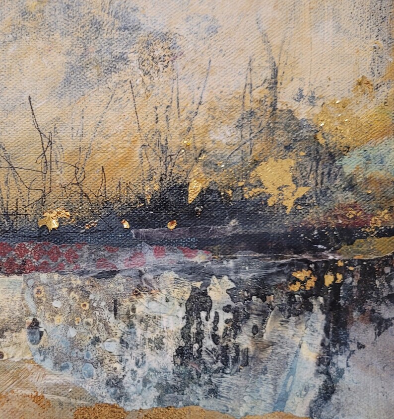 Puede incluir: Pintura abstracta con una superficie texturizada y en capas. La pintura presenta tonos de oro, marr&oacute;n, negro y blanco. La capa superior de la pintura tiene un efecto texturizado, de pinceladas. La capa inferior de la pintura tiene un efecto m&aacute;s suave y en capas.