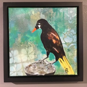 Op de afbeelding: Een schilderij van een zwarte vogel met een gele staart die op een grijze kom zit. De achtergrond is een abstract ontwerp in turquoise en groen met witte accenten.