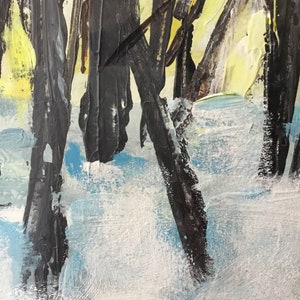 Puede incluir: Pintura abstracta con gruesos trazos negros de pincel que se asemejan a &aacute;rboles sobre un fondo blanco y azul claro.