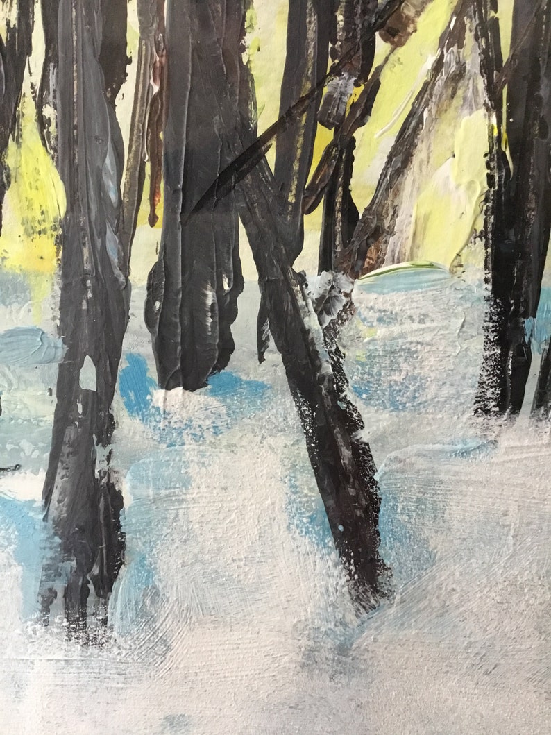 Puede incluir: Pintura abstracta con gruesos trazos negros de pincel que se asemejan a &aacute;rboles sobre un fondo blanco y azul claro.