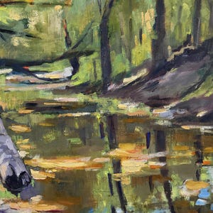 Puede incluir: Pintura al &oacute;leo de una escena de bosque con agua. La obra utiliza verdes, marrones y amarillos, con reflejos en el agua. Las pinceladas crean un efecto texturizado e impresionista.