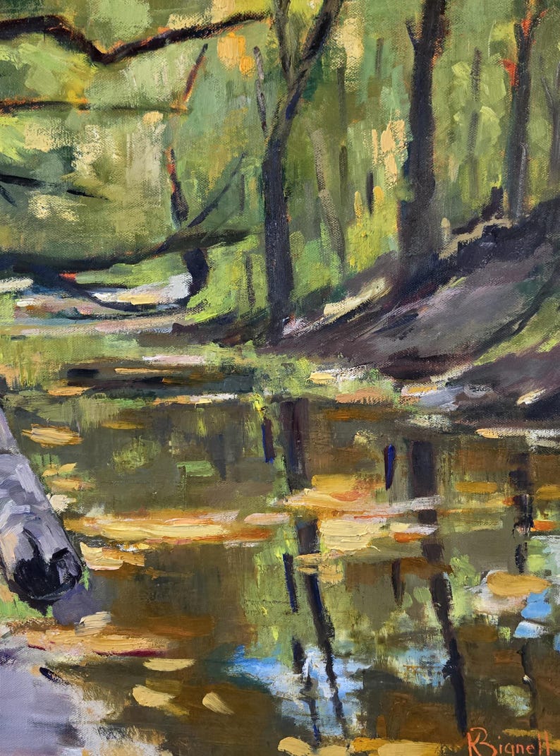 Puede incluir: Pintura al &oacute;leo de una escena de bosque con agua. La obra utiliza verdes, marrones y amarillos, con reflejos en el agua. Las pinceladas crean un efecto texturizado e impresionista.