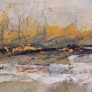 Puede incluir: Pintura abstracta con acentos de pan de oro y capas texturizadas de pintura. La pintura presenta una escena de paisaje con una l&iacute;nea de horizonte y un cielo con nubes. Los colores son principalmente apagados con tonos de marr&oacute;n, dorado y gris.