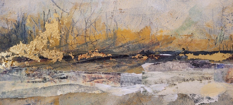 Puede incluir: Pintura abstracta con acentos de pan de oro y capas texturizadas de pintura. La pintura presenta una escena de paisaje con una l&iacute;nea de horizonte y un cielo con nubes. Los colores son principalmente apagados con tonos de marr&oacute;n, dorado y gris.