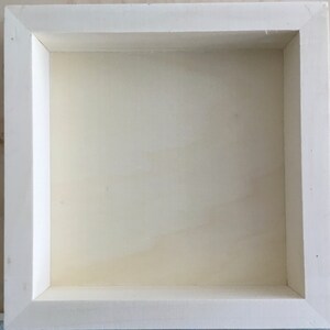 K&ouml;nnte beinhalten: Ein wei&szlig;er Holzrahmen mit einer glatten, wei&szlig;en Oberfl&auml;che im Inneren. Der Rahmen ist aus Holz gefertigt und hat ein schlichtes, klares Design.