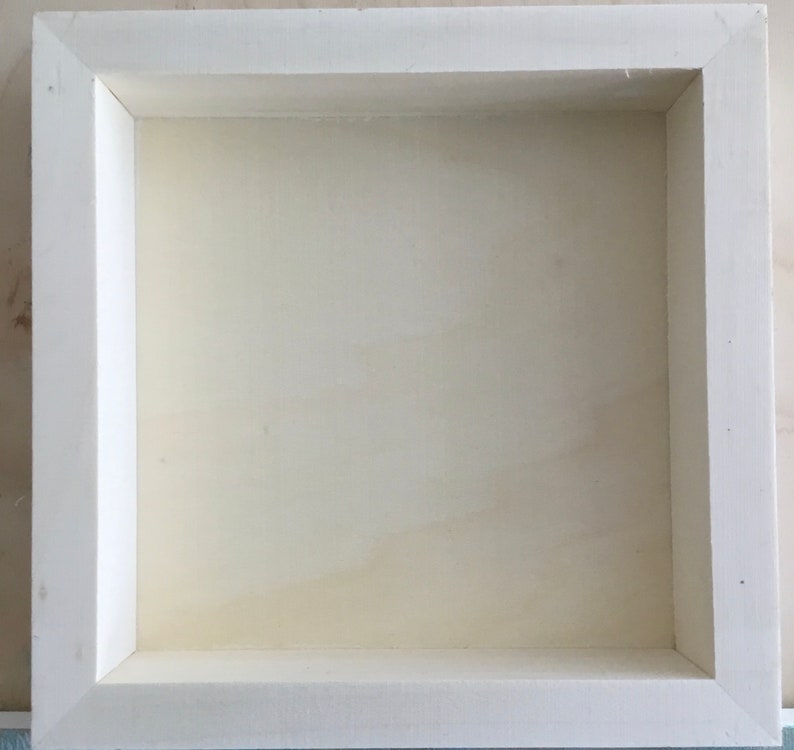 K&ouml;nnte beinhalten: Ein wei&szlig;er Holzrahmen mit einer glatten, wei&szlig;en Oberfl&auml;che im Inneren. Der Rahmen ist aus Holz gefertigt und hat ein schlichtes, klares Design.