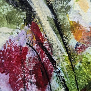 Pode incluir: Uma pintura abstrata com camadas espessas e texturizadas de tinta em tons de vermelho profundo, verde floresta, creme e ocre. Linhas pretas finas e ousadas cruzam a composi&ccedil;&atilde;o, criando contrastes n&iacute;tidos contra as pinceladas em relevo.