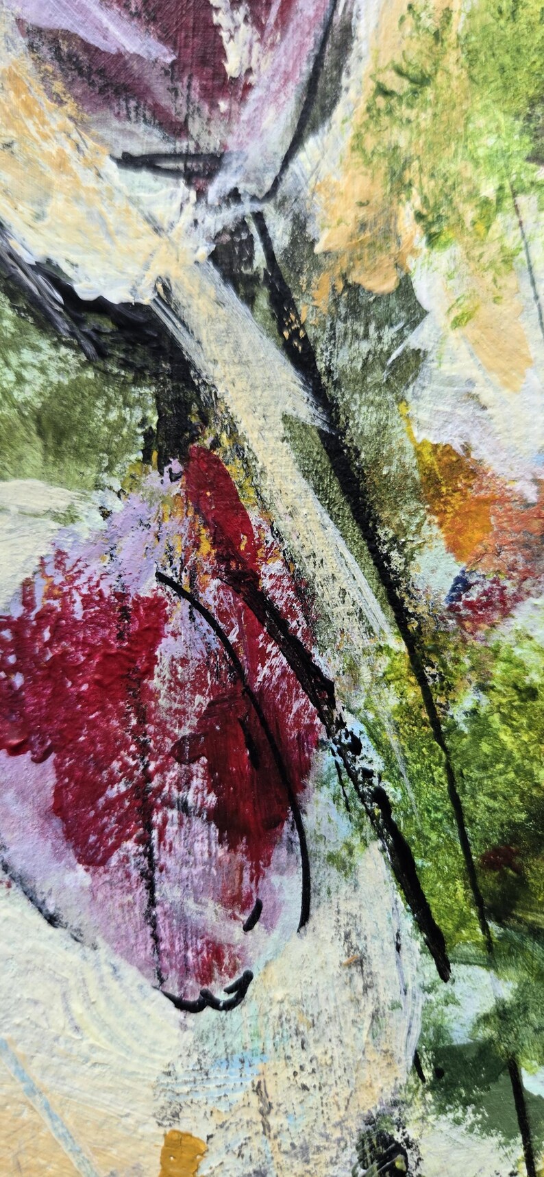 Pode incluir: Uma pintura abstrata com camadas espessas e texturizadas de tinta em tons de vermelho profundo, verde floresta, creme e ocre. Linhas pretas finas e ousadas cruzam a composi&ccedil;&atilde;o, criando contrastes n&iacute;tidos contra as pinceladas em relevo.