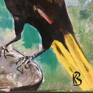 Op de afbeelding: Een zwarte vogel met een gele staart staat op een grijze rots. De vogel heeft een rode streep op zijn rug. De achtergrond is een groen en blauw abstract schilderij. De handtekening van de kunstenaar staat in de rechterbenedenhoek.
