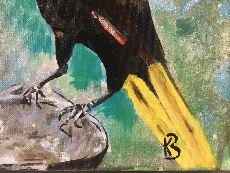 Op de afbeelding: Een zwarte vogel met een gele staart staat op een grijze rots. De vogel heeft een rode streep op zijn rug. De achtergrond is een groen en blauw abstract schilderij. De handtekening van de kunstenaar staat in de rechterbenedenhoek.
