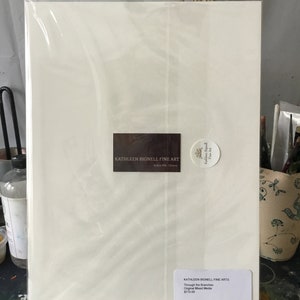 Puede incluir: Una impresi&oacute;n en papel blanco con un passe-partout de una obra de arte original en t&eacute;cnicas mixtas titulada "Through the Branches" de Kathleen Bignell Fine Arts. La impresi&oacute;n est&aacute; empaquetada en una funda de pl&aacute;stico transparente y tiene un precio de 170,00 &euro;.