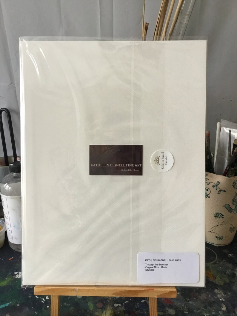 Puede incluir: Una impresi&oacute;n en papel blanco con un passe-partout de una obra de arte original en t&eacute;cnicas mixtas titulada "Through the Branches" de Kathleen Bignell Fine Arts. La impresi&oacute;n est&aacute; empaquetada en una funda de pl&aacute;stico transparente y tiene un precio de 170,00 &euro;.