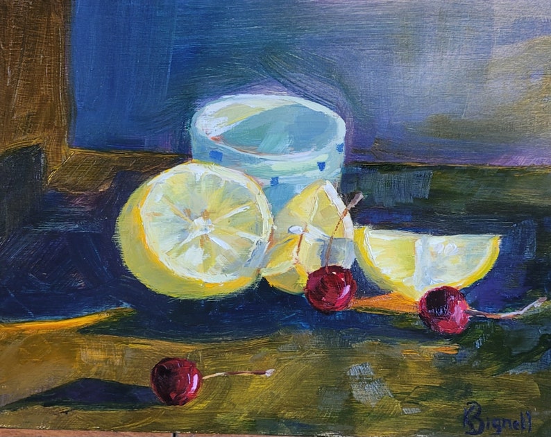 Puede incluir: Pintura al &oacute;leo de un bodeg&oacute;n con una taza azul claro, limones en rodajas y cerezas. Los limones son amarillos y las cerezas son de color rojo intenso. El fondo es una mezcla de azul y marr&oacute;n.