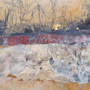 Puede incluir: Pintura abstracta con capas de pintura texturizada en tonos dorados, marrones, rojos, negros y azules. La pintura tiene un aspecto texturizado y en capas con una sensaci&oacute;n de profundidad.