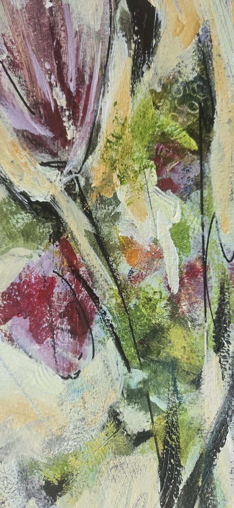 Pode incluir: Uma pintura abstrata com pinceladas em camadas em tons de creme, verde-oliva, bord&ocirc; profundo e lavanda suave. A composi&ccedil;&atilde;o inclui linhas pretas finas que cortam a tinta texturizada, criando uma sensa&ccedil;&atilde;o de movimento.