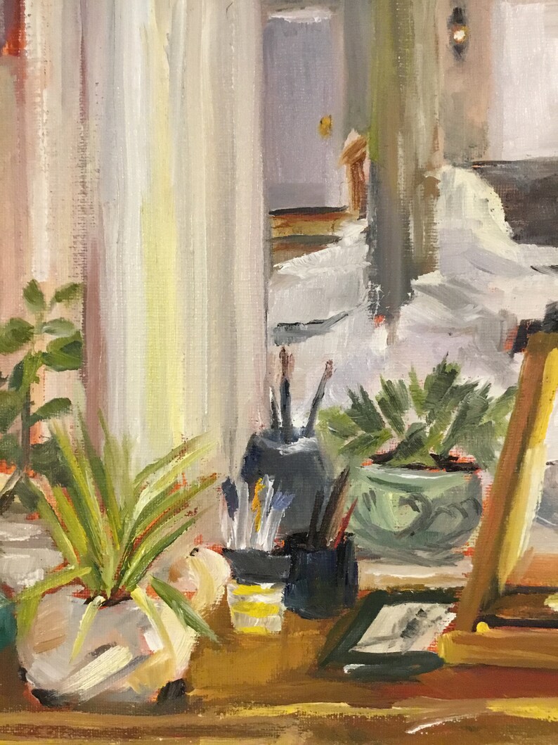 Puede incluir: Una pintura al &oacute;leo que representa una naturaleza muerta. Una planta en maceta con largas hojas verdes en una maceta blanca y beige. Pinceles y l&aacute;pices est&aacute;n en recipientes negros. Tambi&eacute;n se ve una peque&ntilde;a planta verde en maceta.
