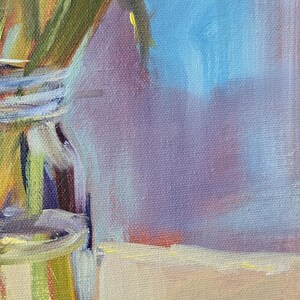Puede incluir: Pintura al &oacute;leo de un ramo de flores en un tarro de cristal. Las flores son rojas y blancas, con hojas verdes. El fondo es una mezcla de colores azul, morado y melocot&oacute;n. La firma del artista est&aacute; en la esquina inferior derecha.