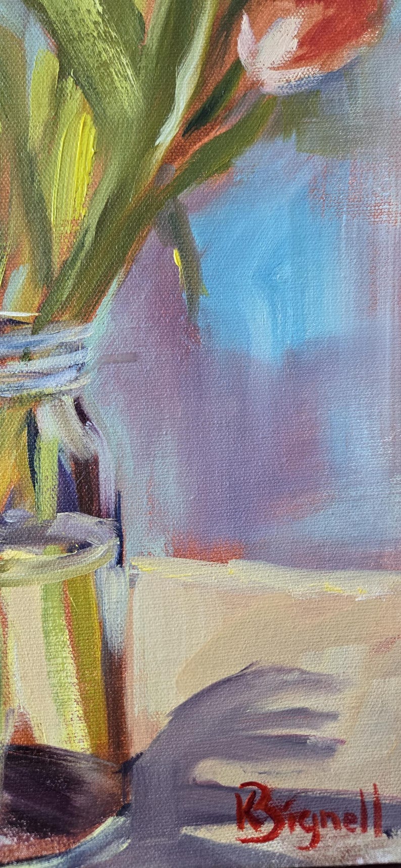 Puede incluir: Pintura al &oacute;leo de un ramo de flores en un tarro de cristal. Las flores son rojas y blancas, con hojas verdes. El fondo es una mezcla de colores azul, morado y melocot&oacute;n. La firma del artista est&aacute; en la esquina inferior derecha.