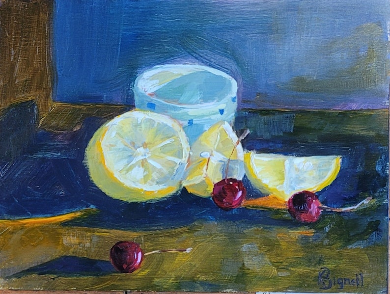 Puede incluir: Pintura al &oacute;leo de un bodeg&oacute;n con limones cortados, cerezas y una taza azul claro con un patr&oacute;n de puntos. Los limones son amarillos, las cerezas rojas, sobre un fondo azul y marr&oacute;n.