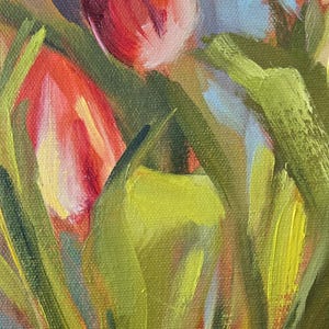 Puede incluir: Pintura al &oacute;leo de tulipanes rojos en un tarro de cristal. Las flores tienen un tono rojo vibrante con toques de rosa, y las hojas verdes contrastan. El fondo es una mezcla de azul y morado.
