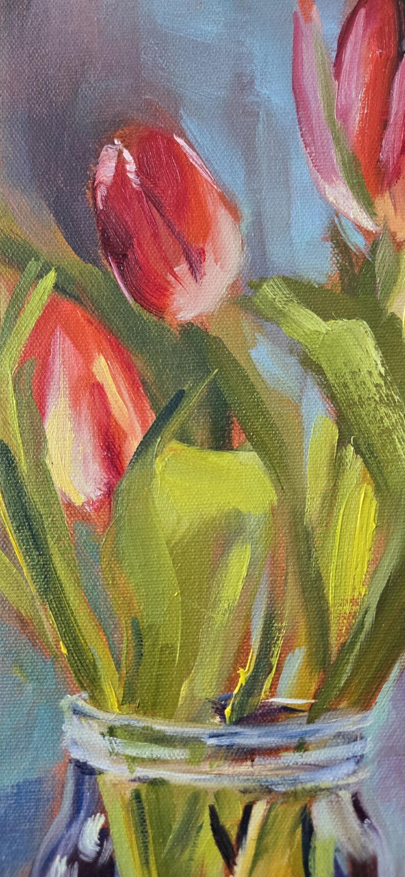Puede incluir: Pintura al &oacute;leo de tulipanes rojos en un tarro de cristal. Las flores tienen un tono rojo vibrante con toques de rosa, y las hojas verdes contrastan. El fondo es una mezcla de azul y morado.