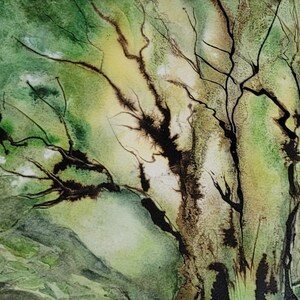 Puede incluir: Pintura abstracta de acuarela de un &aacute;rbol con ramas negras y hojas verdes y amarillas. La pintura tiene un aspecto texturizado y est&aacute; firmada por el artista.