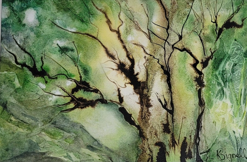 Puede incluir: Pintura abstracta de acuarela de un &aacute;rbol con ramas negras y hojas verdes y amarillas. La pintura tiene un aspecto texturizado y est&aacute; firmada por el artista.