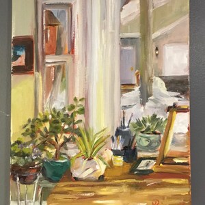 Puede incluir: Pintura al &oacute;leo de una escena interior con una mesa y plantas en macetas. La pintura presenta una ventana con vistas a un exterior nevado. La paleta de colores incluye verdes, marrones y blancos, creando un ambiente c&aacute;lido y acogedor.