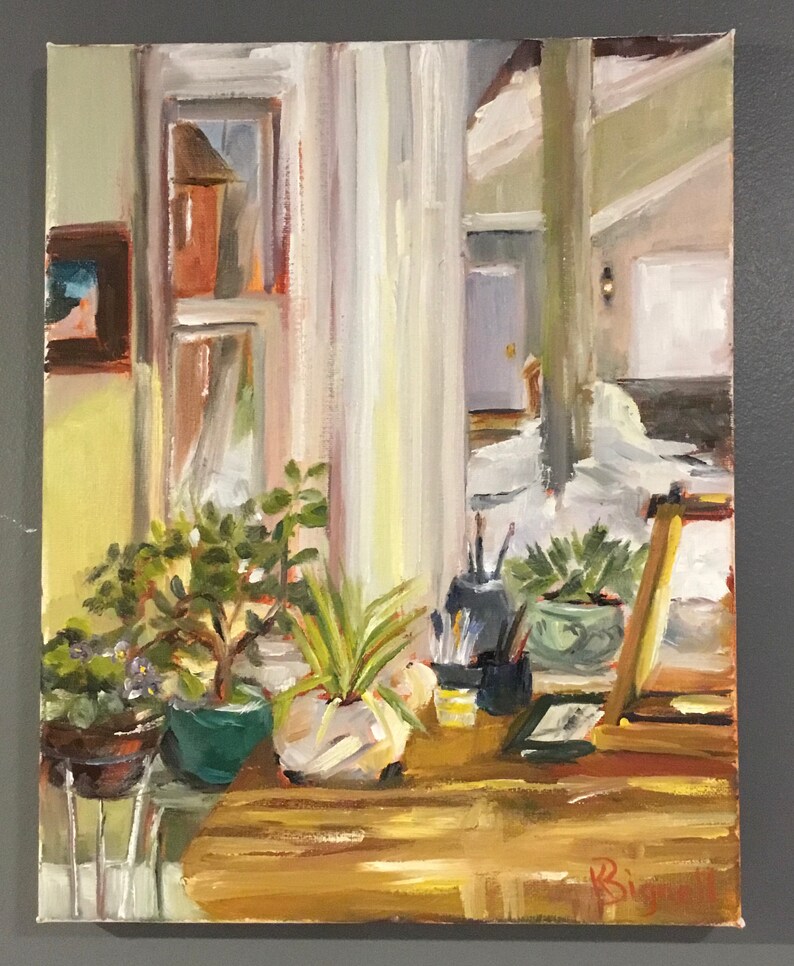 Puede incluir: Pintura al &oacute;leo de una escena interior con una mesa y plantas en macetas. La pintura presenta una ventana con vistas a un exterior nevado. La paleta de colores incluye verdes, marrones y blancos, creando un ambiente c&aacute;lido y acogedor.