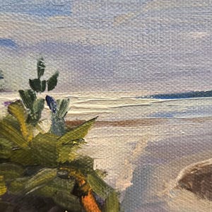 K&ouml;nnte beinhalten: Ein Gem&auml;lde, das eine K&uuml;stenlandschaft mit einer K&uuml;ste und einer kleinen Insel in der Ferne zeigt. Der Vordergrund zeigt &uuml;ppiges gr&uuml;nes Laub mit einem Hauch von Gelb.
