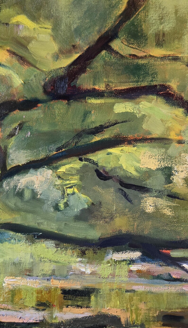 Puede incluir: Una pintura al &oacute;leo que representa un paisaje, destacando la interacci&oacute;n de la luz y la sombra. La obra utiliza una paleta de verdes, marrones y amarillos, con pinceladas visibles que a&ntilde;aden textura. La composici&oacute;n sugiere un entorno natural.