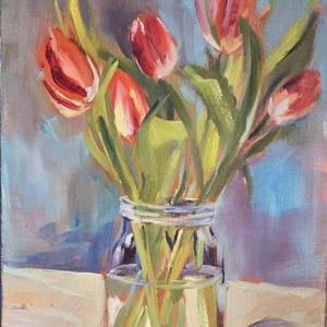 Puede incluir: Pintura al &oacute;leo de un jarr&oacute;n de cristal transparente lleno de tulipanes rojos y amarillos. Los tulipanes tienen tallos y hojas verdes. El fondo es una mezcla de tonos azules, morados y blancos, con una sombra sobre la mesa.