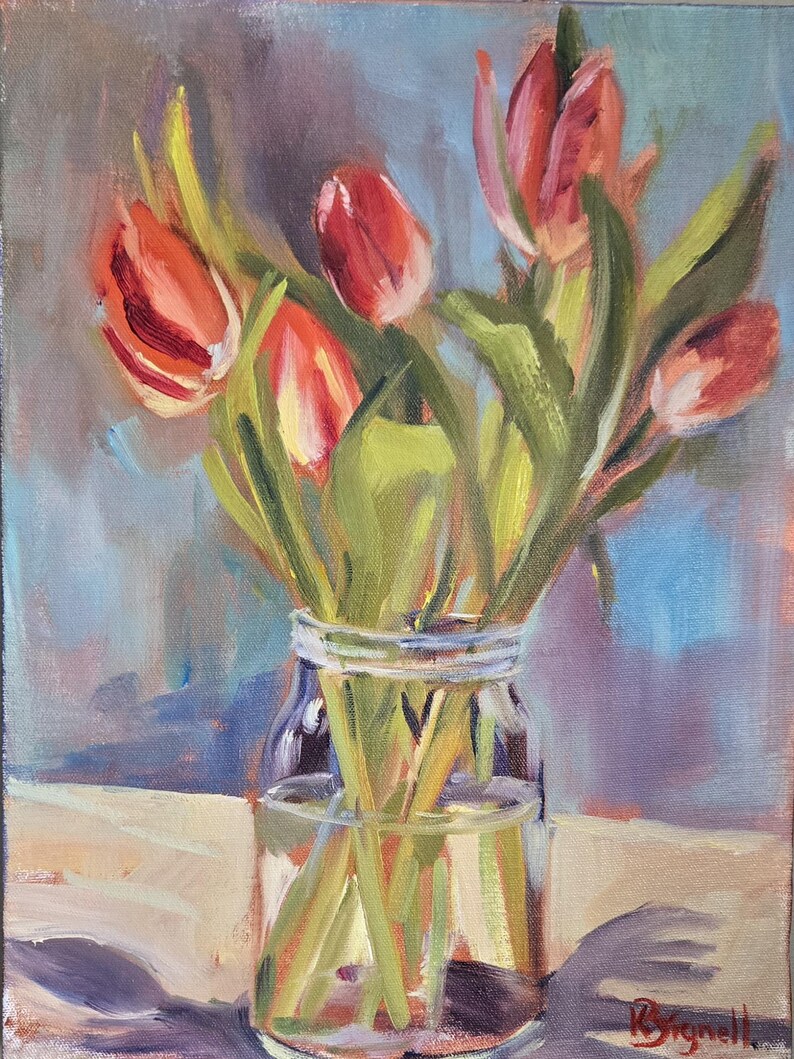 Puede incluir: Pintura al &oacute;leo de un jarr&oacute;n de cristal transparente lleno de tulipanes rojos y amarillos. Los tulipanes tienen tallos y hojas verdes. El fondo es una mezcla de tonos azules, morados y blancos, con una sombra sobre la mesa.