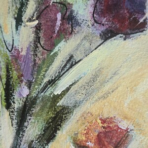 Pode incluir: Uma pintura abstrata com pinceladas espessas e texturizadas em tons de creme, bege e amarelo p&aacute;lido. Formas florais em roxo profundo e vermelho escuro s&atilde;o acentuadas por contornos pretos ousados e tra&ccedil;os de folhagem verde escura na tela.