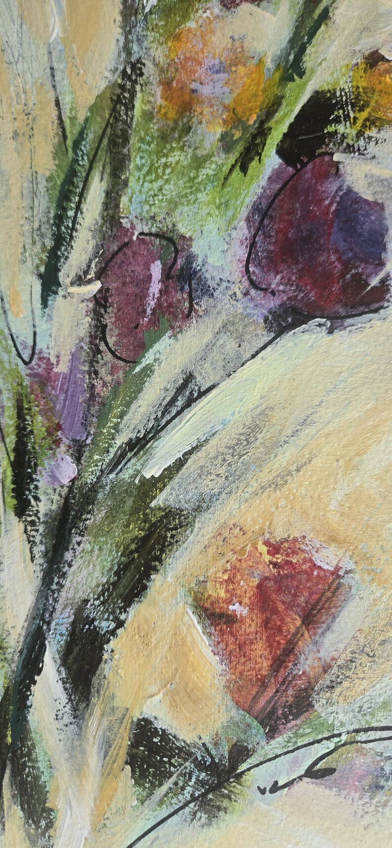 Pode incluir: Uma pintura abstrata com pinceladas espessas e texturizadas em tons de creme, bege e amarelo p&aacute;lido. Formas florais em roxo profundo e vermelho escuro s&atilde;o acentuadas por contornos pretos ousados e tra&ccedil;os de folhagem verde escura na tela.