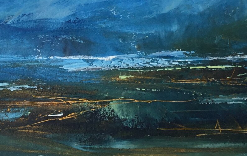 K&ouml;nnte beinhalten: Abstrakte Landschaftsmalerei in Blau- und Gr&uuml;nt&ouml;nen. Das Gem&auml;lde zeigt eine Reihe horizontaler Linien in Gold, die ein Gef&uuml;hl von Tiefe und Bewegung erzeugen.