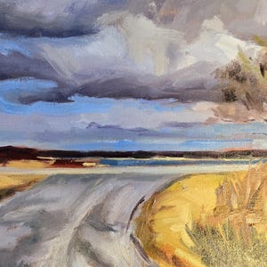 K&ouml;nnte beinhalten: &Ouml;lgem&auml;lde einer kurvenreichen Stra&szlig;e, die unter einem dramatischen Himmel zum Horizont f&uuml;hrt. Der Himmel ist mit dunklen, wirbelnden Wolken gef&uuml;llt, mit Andeutungen von Blau. Die Stra&szlig;e ist grau, und die Felder sind golden.