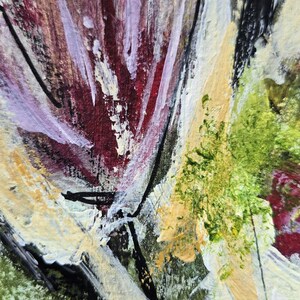 Pode incluir: Uma pintura a &oacute;leo abstrata com pinceladas espessas e texturizadas em tons de bord&ocirc; profundo, lavanda claro, verde-lim&atilde;o brilhante e branco-creme. Linhas pretas finas e n&iacute;tidas cortam a tela, criando contraste com a tinta em camadas.