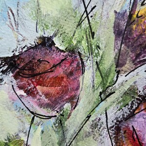 Pu&ograve; includere: Un dipinto astratto caratterizzato da pennellate stratificate nei toni del verde salvia, azzurro, magenta intenso e bianco. La composizione &egrave; accentuata da sottili e nitide linee di inchiostro nero che creano forme organiche e movimento.