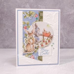 Carte de Pâques faite main - Amis du livre de contes Stampin Up - Moments du livre de contes - Joyeuses Pâques - Câlins de lapin de Pâques - Scène de jardin aux fraises sucrées
