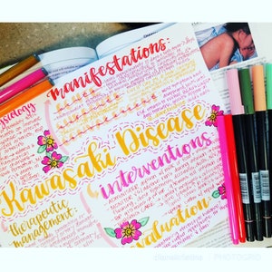 Pode incluir: Um close-up de uma página escrita à mão com notas sobre a doença de Kawasaki. A página está cheia de desenhos coloridos de flores e o texto está escrito em rosa, amarelo e laranja brilhantes. O texto inclui as palavras "Doença de Kawasaki", "manifestações", "intervenções", "gestão terapêutica" e "avaliação".