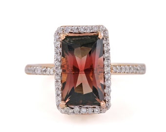 Anillo de turmalina bicolor de 3,58 ct con pavé de diamantes en oro amarillo de 14 k.